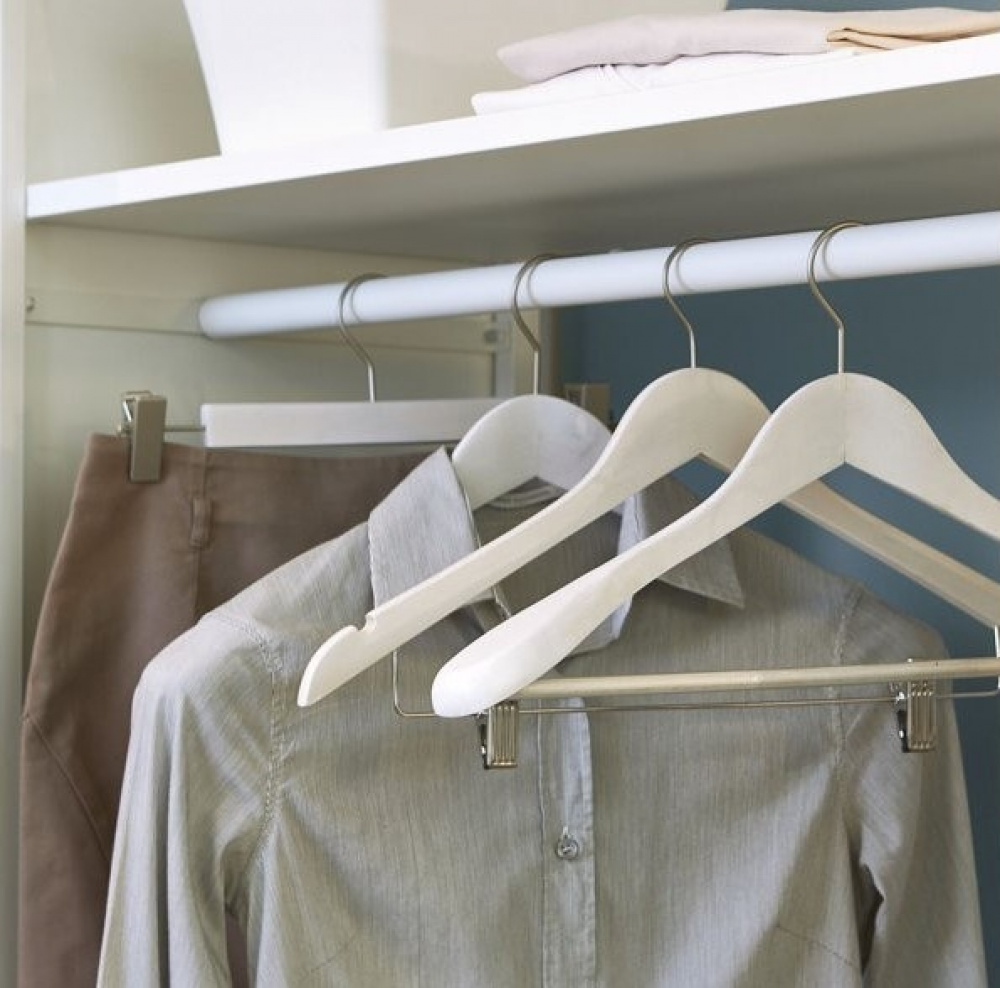 Hanger in wood, with clips, LIVING, 45 cm, White wash in the group Storage / Wardrobe storage / Hangers and hooks at SmartaSaker.se (40972)