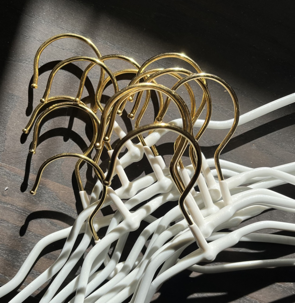 Hanger, Extra thin, Anti-Slip, MAWA SILHOUETTE LIGHT, 42 cm, White / Gold in the group Storage / Wardrobe storage / Hangers and hooks at SmartaSaker.se (40981)