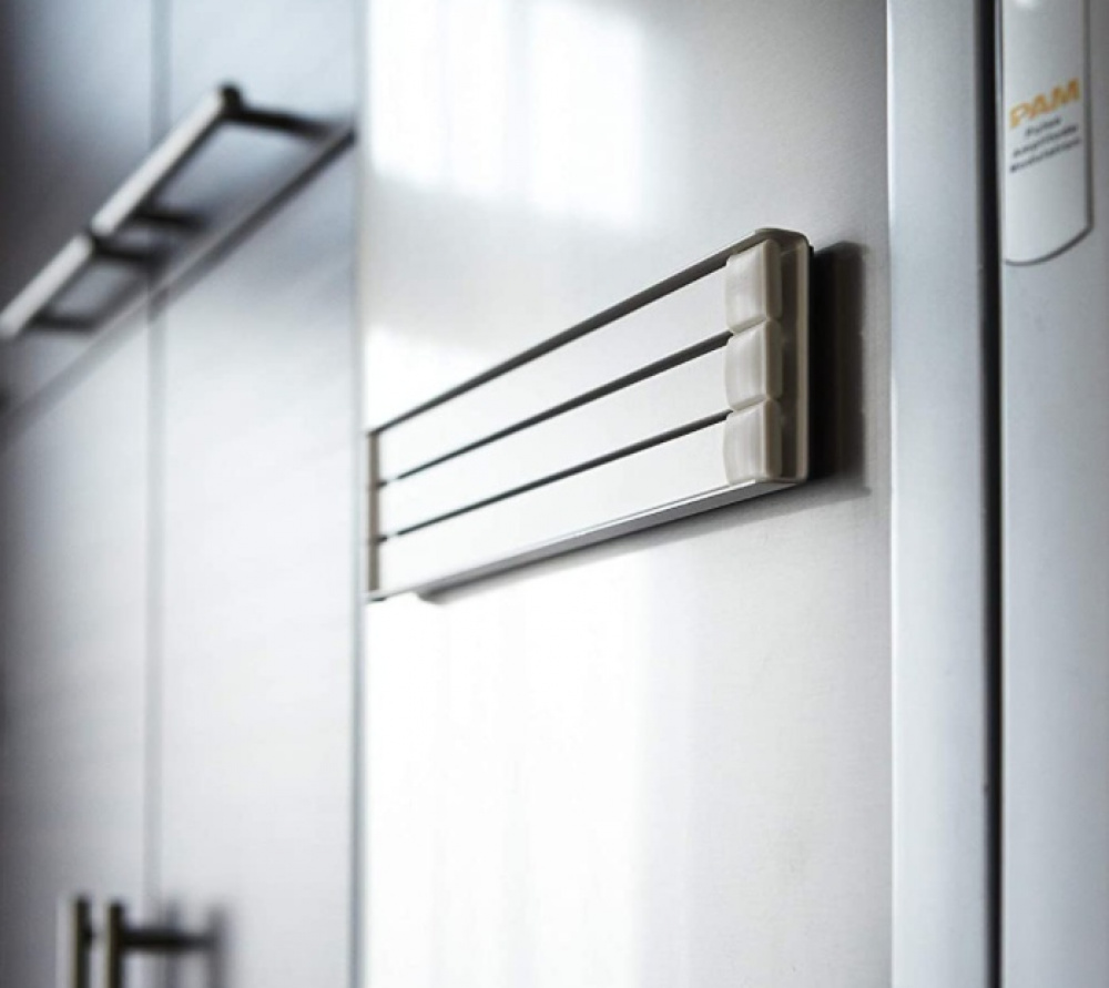 Magnetic Hanger in metal, TOWER TEA-TOWEL HOLDER, Yamazaki, White in the group Storage / Bathroom storage at SmartaSaker.se (41059)