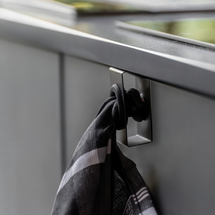 Towel holder over door, Metal, OUT DOOR, Black in the group Storage / Kitchen storage / Kitchen cabinet organizers / Hooks at SmartaSaker.se (41067)