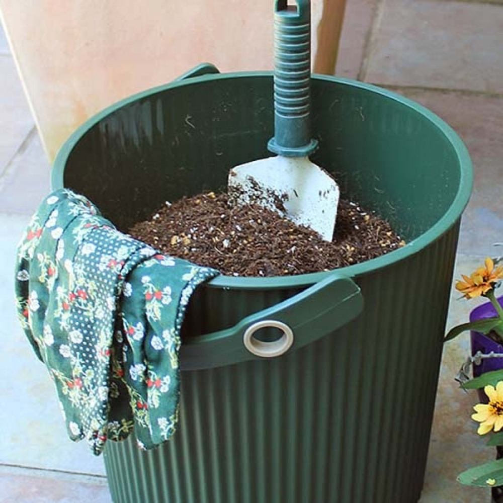 Bucket / basket with lid, MEDIUM OMNIOUTIL, 10 L, Baked Green in the group Storage / Storage room and garage / Baskets and buckets at SmartaSaker.se (41081)