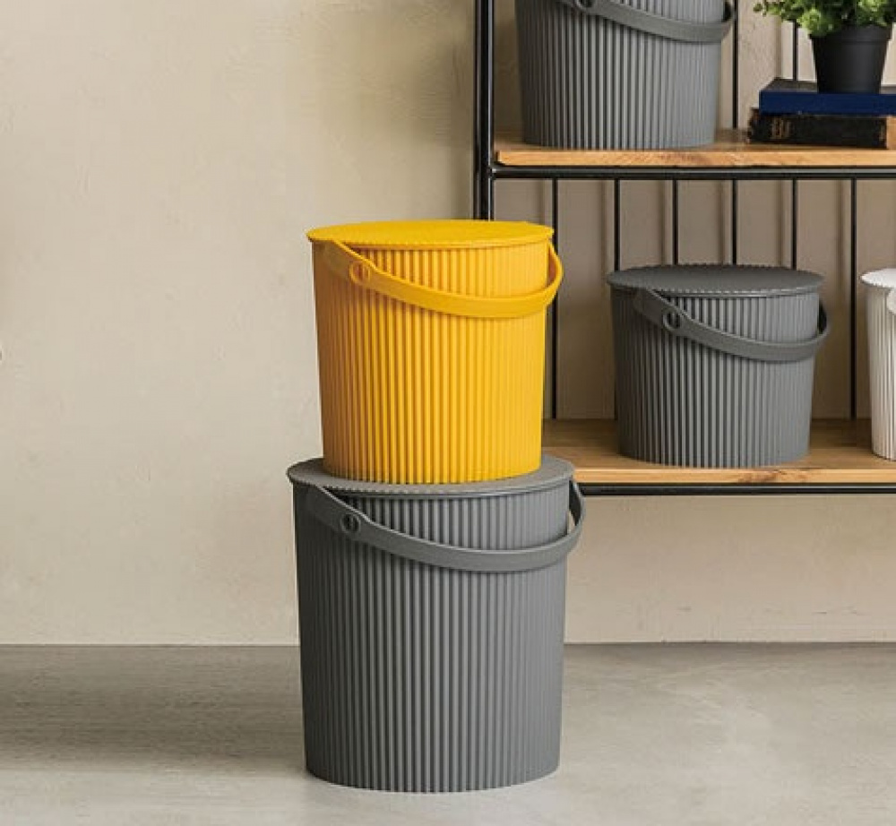 Bucket / basket with lid, MEDIUM OMNIOUTIL, 10 L, Mustard in the group Storage / Storage room and garage / Baskets and buckets at SmartaSaker.se (41117)