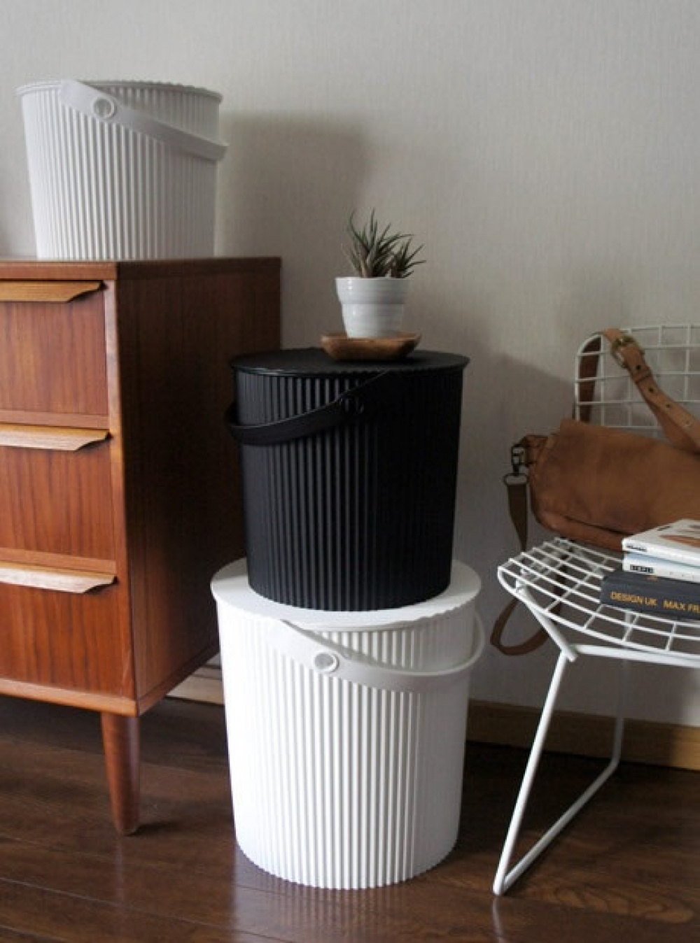 Bucket / basket with lid, SMALL OMNIOUTIL, 8L, Red in the group Storage / Storage room and garage / Baskets and buckets at SmartaSaker.se (41135)