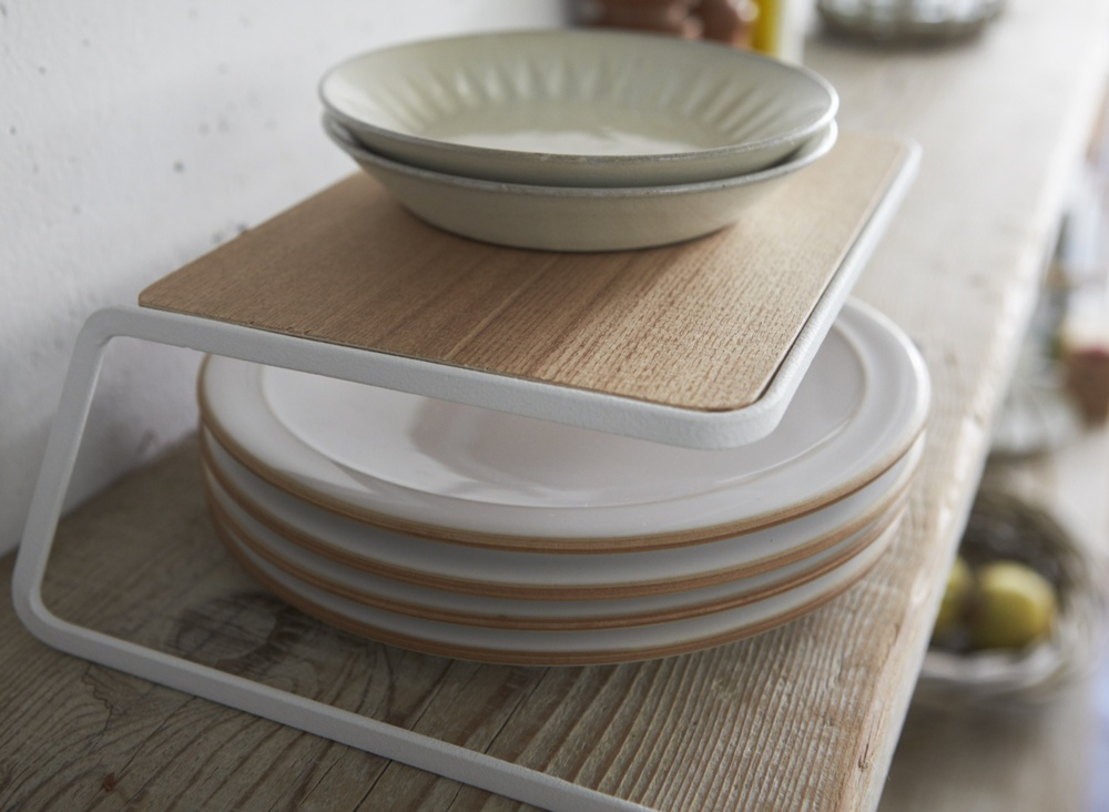 Dish storage, TOSCA, Yamazaki, 26,5 x 19,5 x H 9 cm White / Wood in the group Storage / Kitchen storage / Kitchen cabinet organizers at SmartaSaker.se (41173)