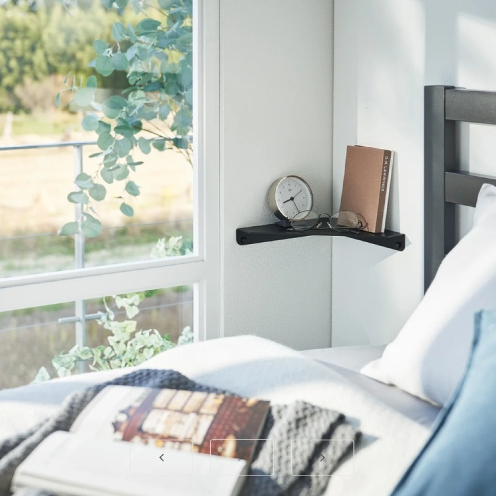 Shelf in metal, TOWER CORNER SHELF, Yamazaki, Black in the group Storage / Bedroom storage at SmartaSaker.se (41183)