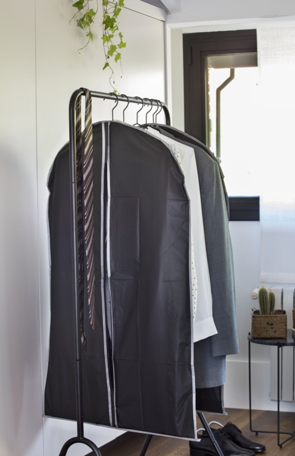 Clothes Cover, Long, URBAN BLACK, 60 x H 137 cm, Black in the group Storage / Wardrobe storage / Garment covers at SmartaSaker.se (41437)