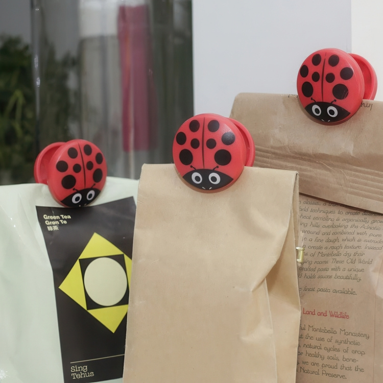 Clamps, Set of 6, LADYBUG BAG CLIPS, Kikkerland, Red / Black in the group Storage / Kitchen storage at SmartaSaker.se (41461)
