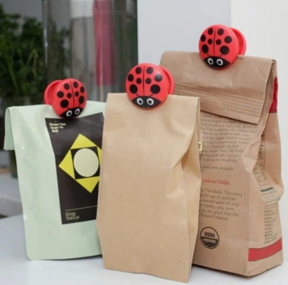 Clamps, Set of 6, LADYBUG BAG CLIPS, Kikkerland, Red / Black in the group Storage / Kitchen storage at SmartaSaker.se (41461)