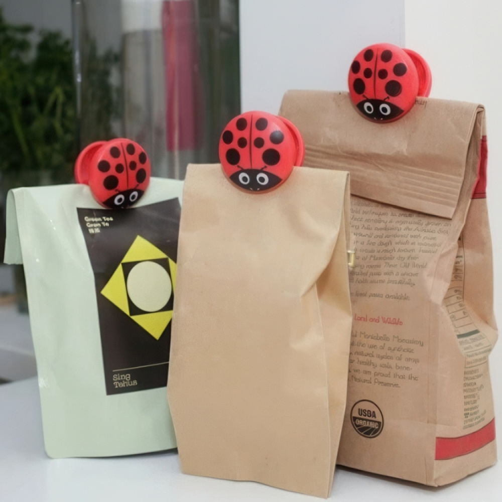 Clamps, Set of 6, LADYBUG BAG CLIPS, Kikkerland, Red / Black in the group Storage / Kitchen storage at SmartaSaker.se (41461)