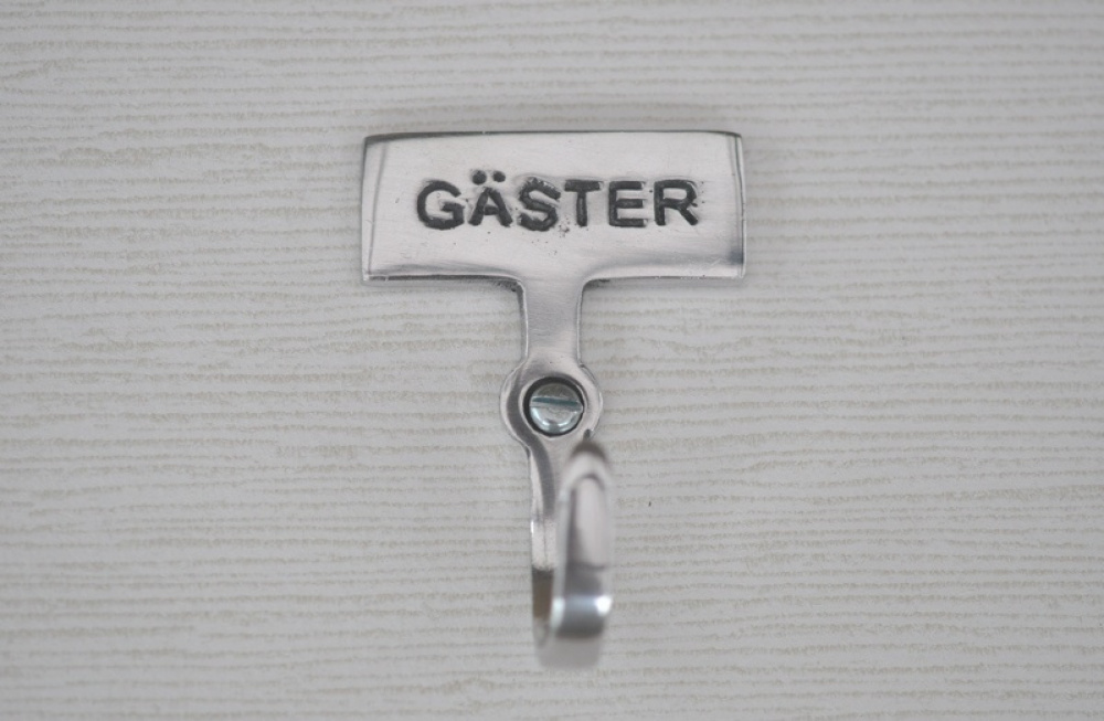 Hook with sign, GÄSTER, Exmez, Sand-cast aluminum in the group Storage / Bathroom storage at SmartaSaker.se (41523)