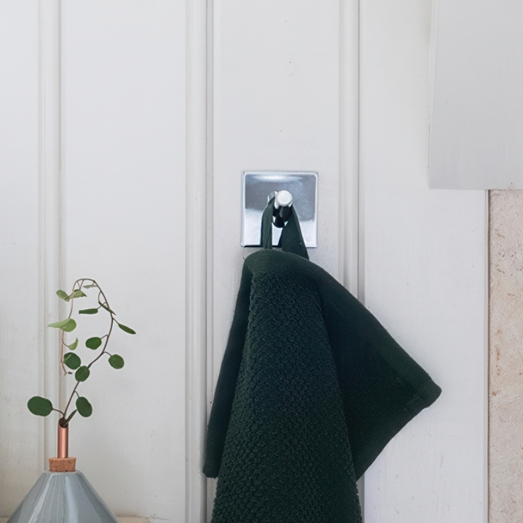 Hook, Self-adhesive, Square,BESLAGSBODEN, 4,5 x 4,5 cm in the group Storage / Magnets and adhesives / Self-adhesive hooks at SmartaSaker.se (41533)