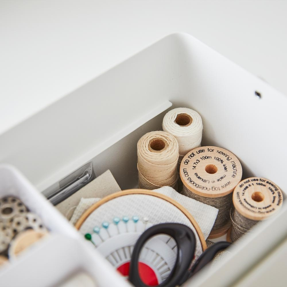 Basket in metal, TOWER SEWING BOX, 27 x 14 x H 13,5 cm, White / Wood in the group Storage / Bedroom storage / Jewelry storage at SmartaSaker.se (41768)