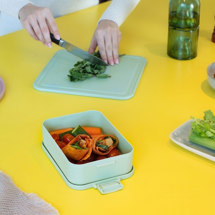 Food storage, 1,1 L, BRABANTIA MAKE & TAKE MEDIUM LUNCH BOX, 20 x 13,5 x H 5,5 cm in the group Storage / Kitchen storage / Food containers / Plastic lunch boxes at SmartaSaker.se (42150)