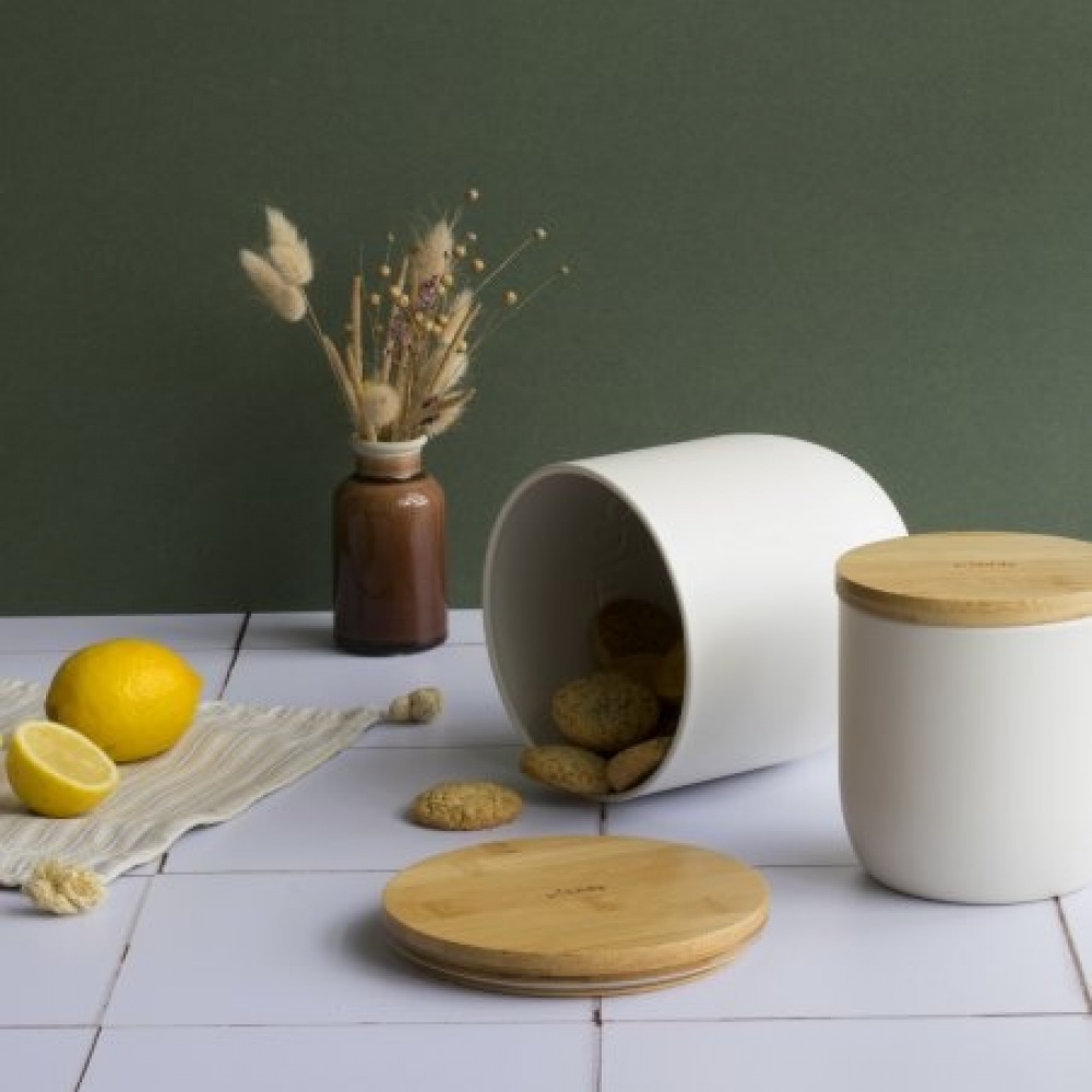 Metal Jar with Bamboo Lid, 1,2 L, PEBBLY OPAQUE COFFEE POT, Ø 12 x H 12 cm, Offwhite / Nature in the group Storage / Kitchen storage / Storage bins and jars at SmartaSaker.se (42221)