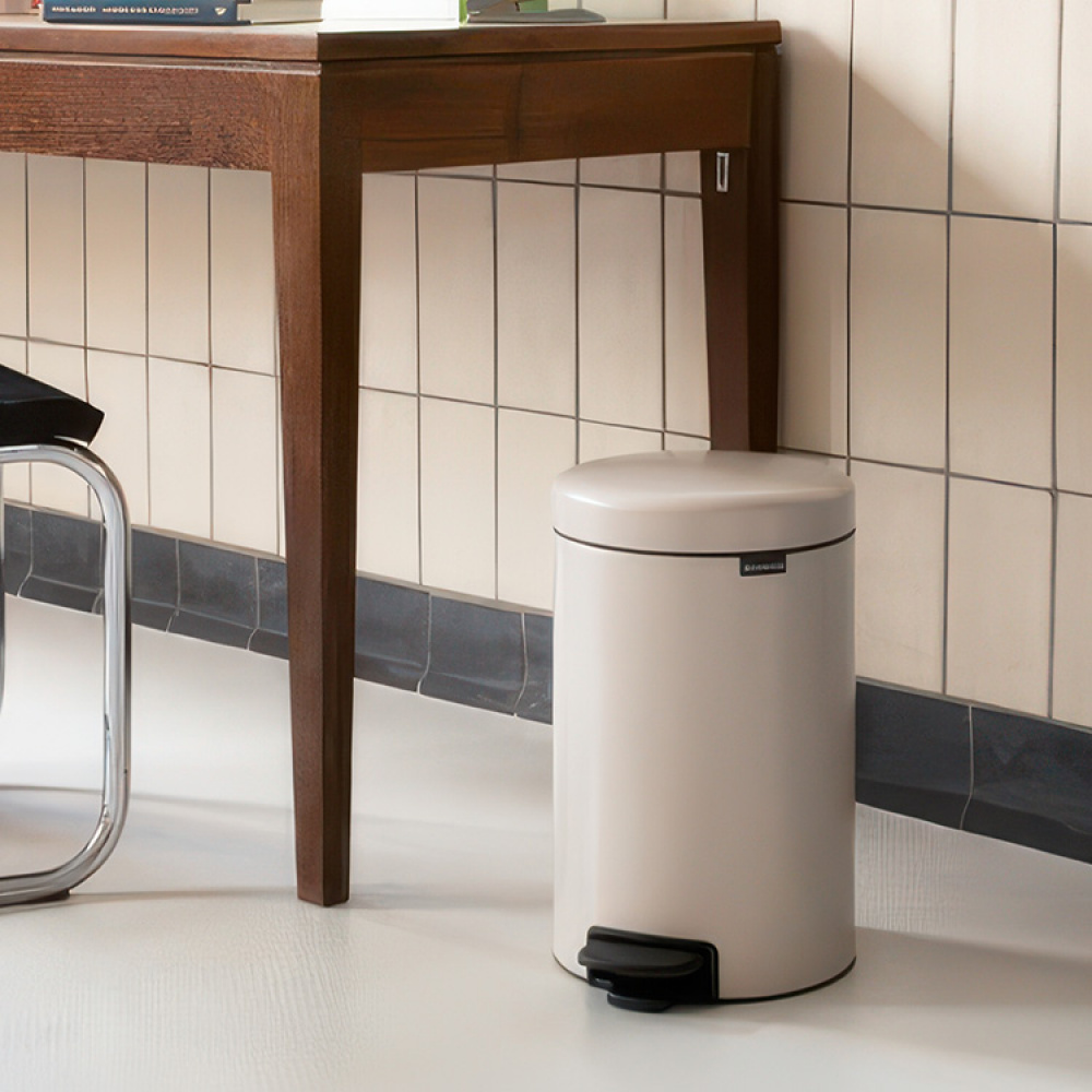 Trash Can / Pedal Bin, 12 L, BRABANTIA NEWICON, Ø 25,1 x H 41,1 cm in the group Storage / Cleaning and waste sorting / Waste sorting at SmartaSaker.se (42366)