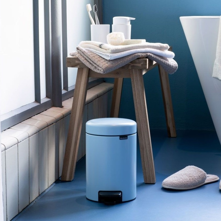 Trash Can / Pedal Bin, 3 L, BRABANTIA NEWICON, Ø 17 x H 26,4 cm, Dreamy Blue in the group Storage / Cleaning and waste sorting / Waste sorting at SmartaSaker.se (42368-dreamy-blue)