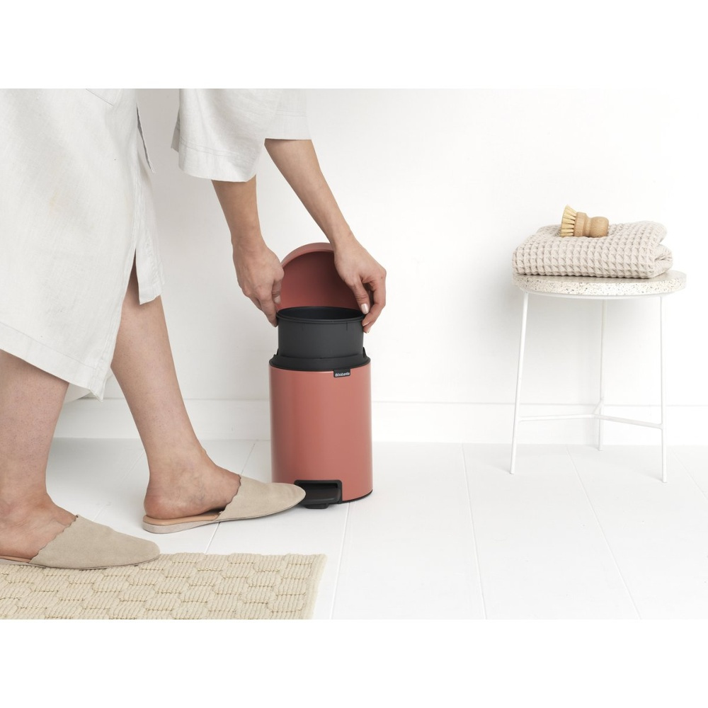 Trash Can / Pedal Bin, 3 L, BRABANTIA NEWICON, Ø 17 x H 26,4 cm, Dreamy Blue in the group Storage / Cleaning and waste sorting / Waste sorting at SmartaSaker.se (42368-dreamy-blue)