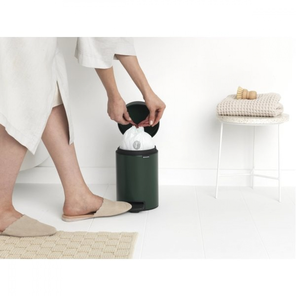 Trash Can / Pedal Bin, 3 L, BRABANTIA NEWICON, Ø 17 x H 26,4 cm, Pine Green in the group Storage / Cleaning and waste sorting / Waste sorting at SmartaSaker.se (42368-pine-green)
