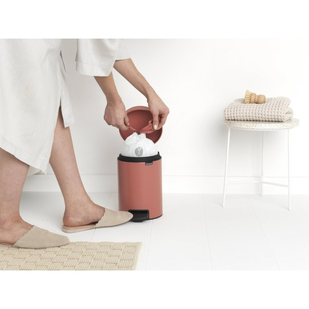 Trash Can / Pedal Bin, 3 L, BRABANTIA NEWICON, Ø 17 x H 26,4 cm in the group Storage / Cleaning and waste sorting / Waste sorting at SmartaSaker.se (42368)