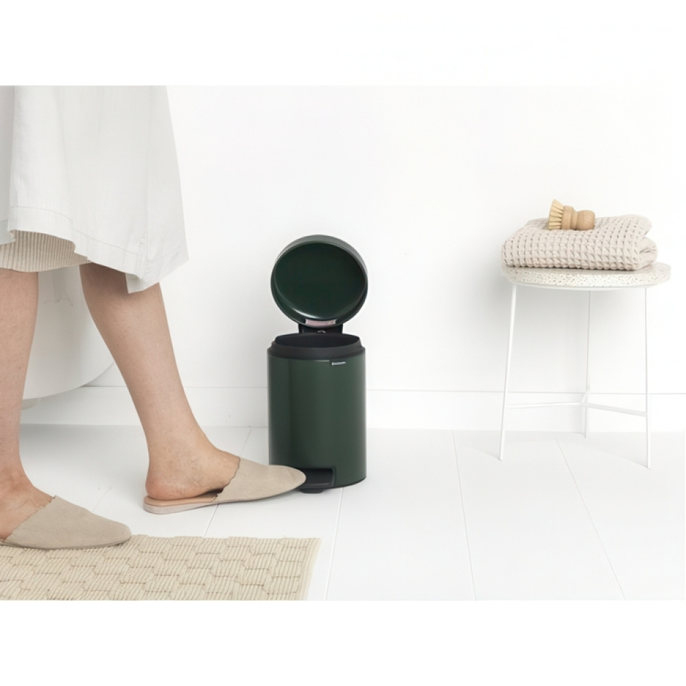 Trash Can / Pedal Bin, 3 L, BRABANTIA NEWICON, Ø 17 x H 26,4 cm in the group Storage / Cleaning and waste sorting / Waste sorting at SmartaSaker.se (42368)