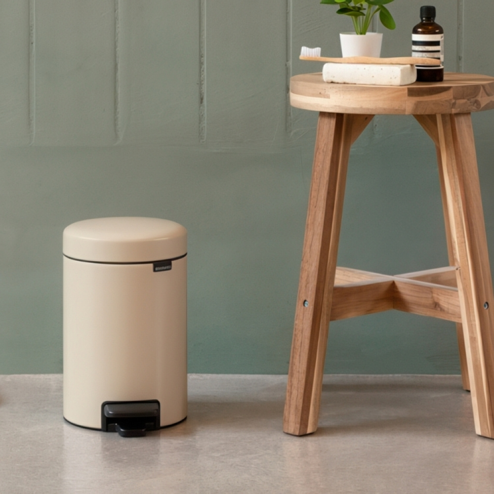 Trash Can / Pedal Bin, 5 L, BRABANTIA NEWICON, Ø 20,5 x H 29,1 cm in the group Storage / Cleaning and waste sorting / Waste sorting at SmartaSaker.se (42370)