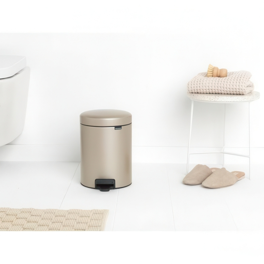 Trash Can / Pedal Bin, 5 L, BRABANTIA NEWICON, Ø 20,5 x H 29,1 cm in the group Storage / Cleaning and waste sorting / Waste sorting at SmartaSaker.se (42370)