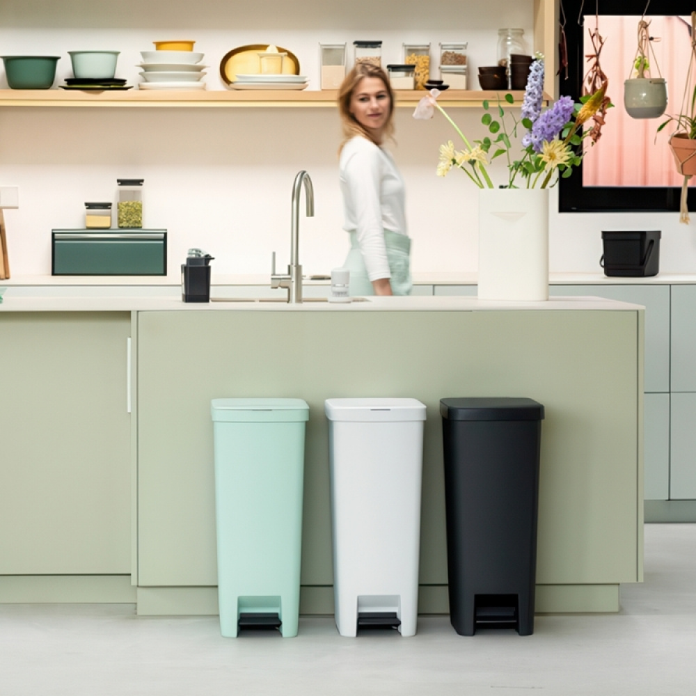 Pedal Bin, High and slim, 40 L, BRABANTIA SETUP, 35,2 x 28 x H 66,6 cm in the group Storage / Cleaning and waste sorting / Waste sorting at SmartaSaker.se (42398)
