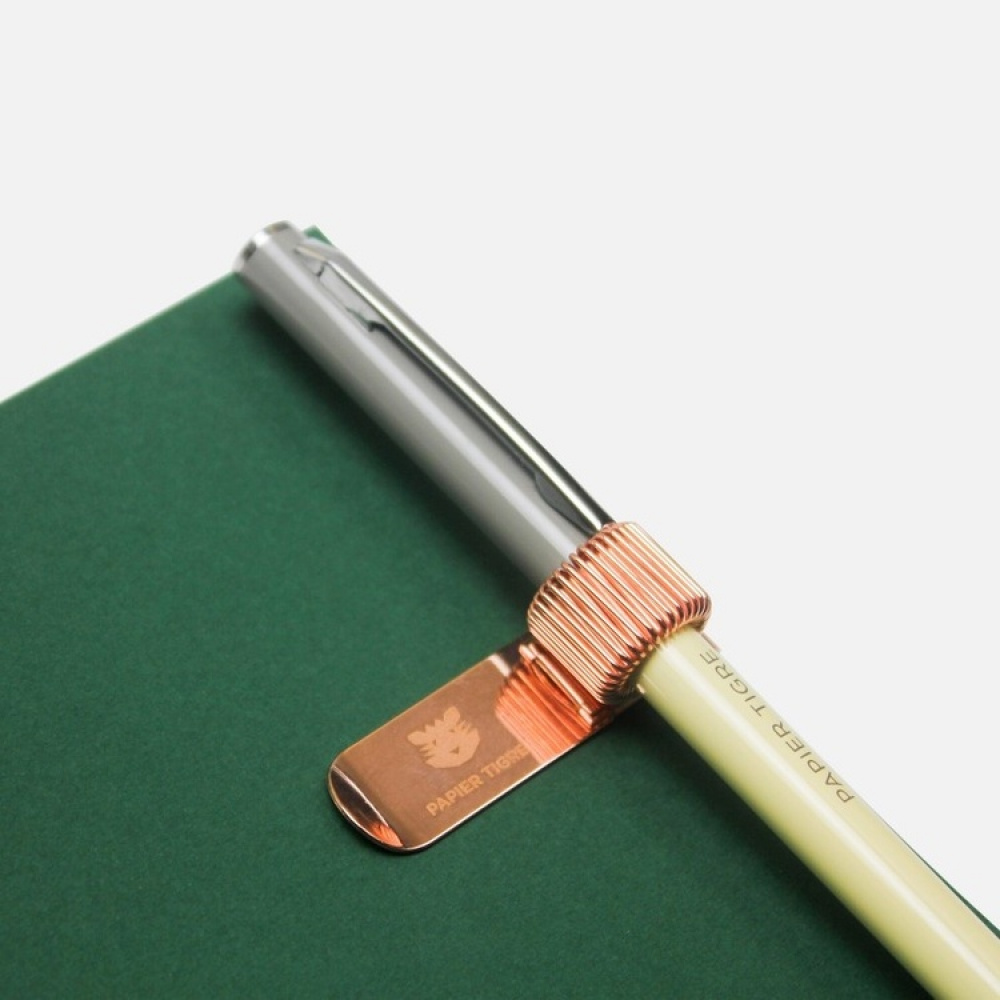 Pen holder in metal, for 1 pen, PAPIER TIGRE PEN-CLIP in the group Storage / Office supplies at SmartaSaker.se (42403)