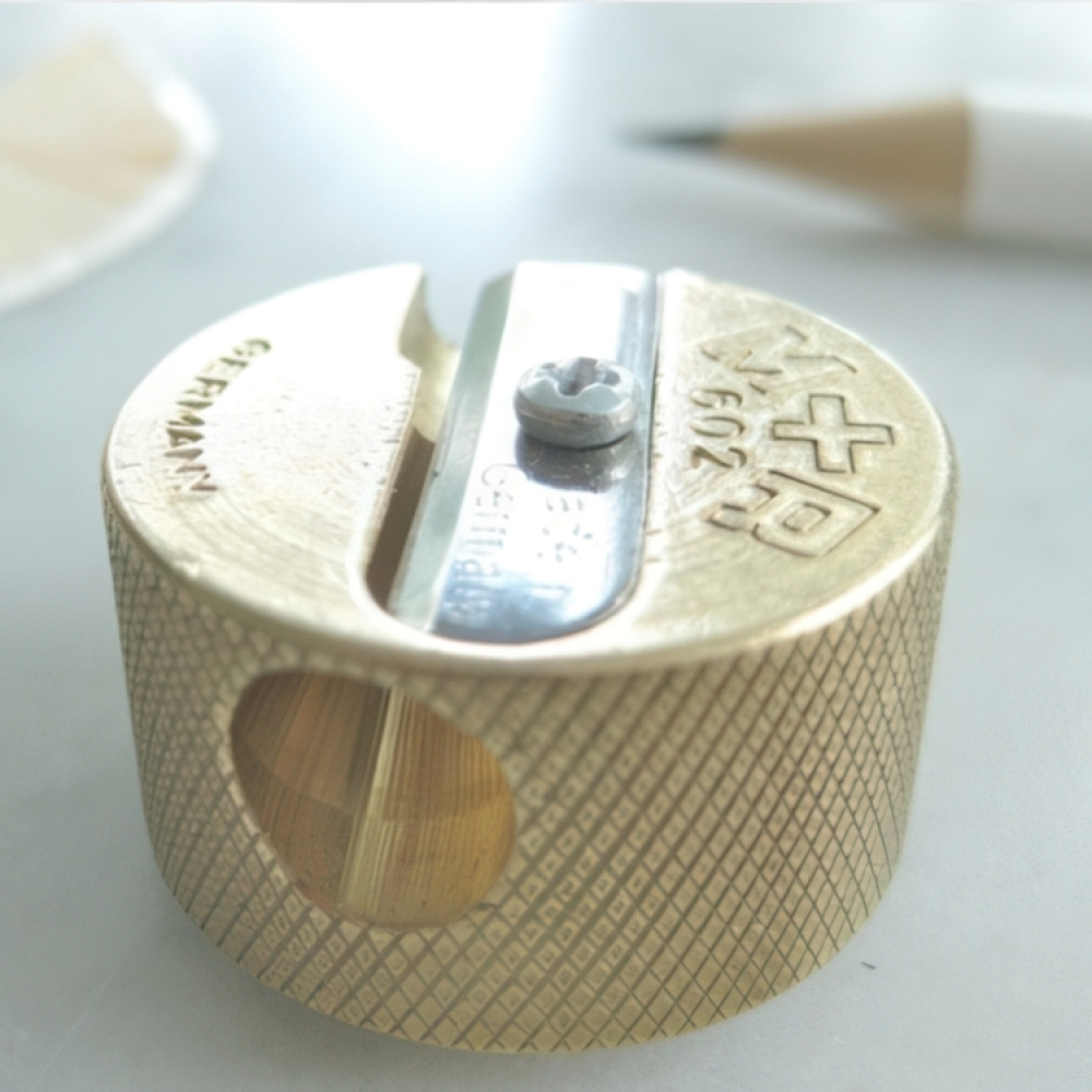 Pencil Sharpener in metal, Round, M+R 602, ∅2,5 cm, Brass in the group Storage / Office supplies at SmartaSaker.se (42416)