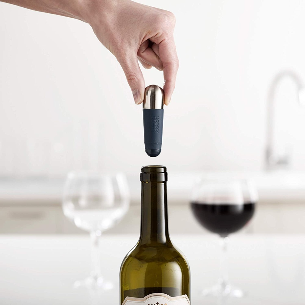 Wine Stoppers, Set of 2, BARWISE TWIST LOCK, Joseph Joseph, Silver / Blue in the group Storage / Kitchen storage at SmartaSaker.se (42438)