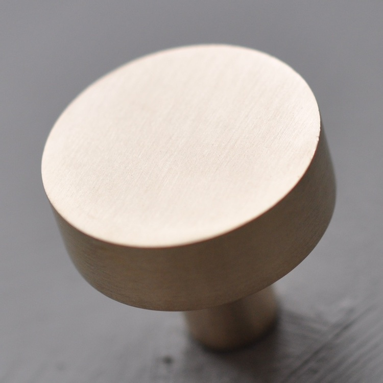 Round knob, GRANDE, 3 cm, Brushed Brass in the group Storage / Hallway storage / Hooks and hangers at SmartaSaker.se (42478)