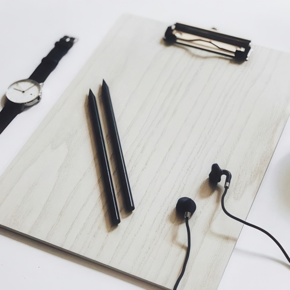 Clip-Board in wood, A4, DESKSTORE, White wash in the group Storage / Office supplies at SmartaSaker.se (42603)