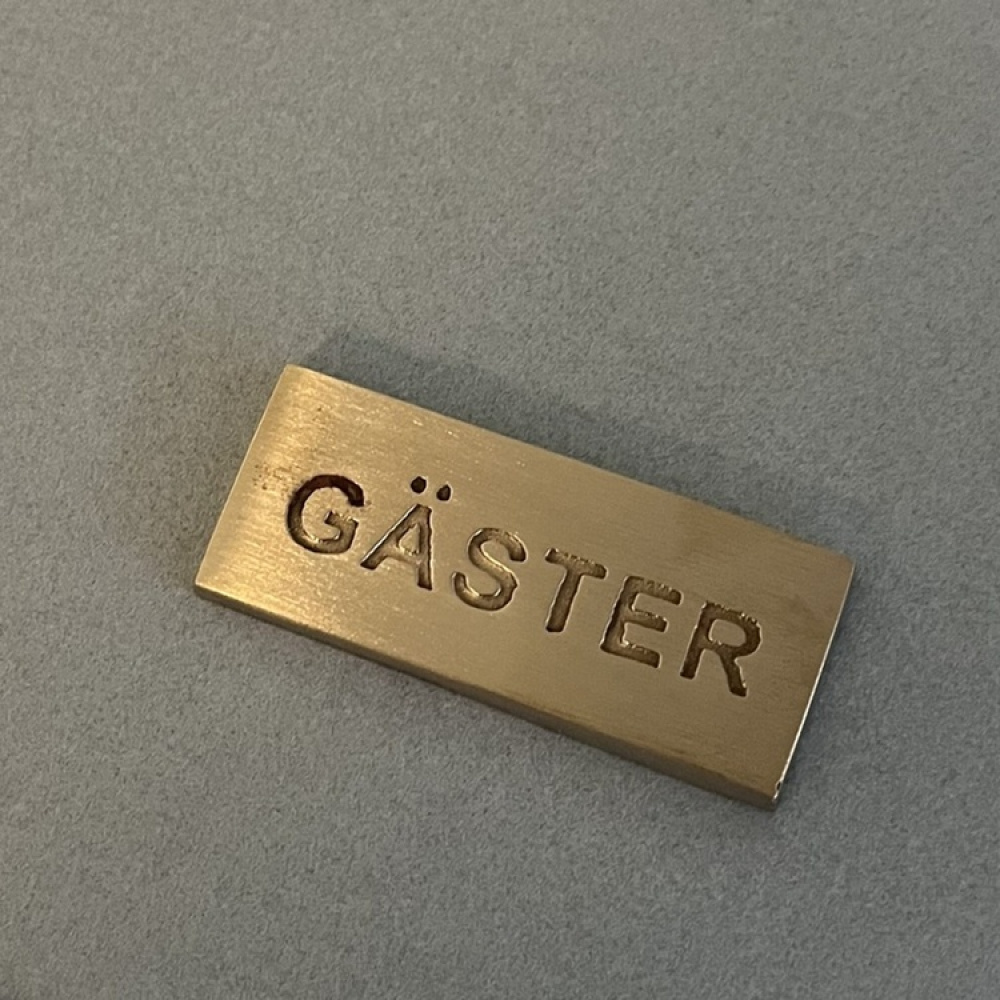 Sign, GÄSTER, 5 x 2 cm, Exmez, Brass in the group Storage / Magnets and adhesives / Signs and labels at SmartaSaker.se (42615)