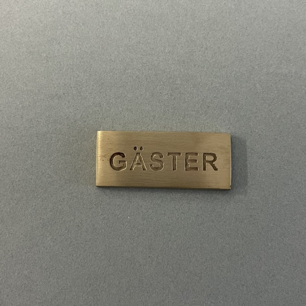 Sign, GÄSTER, 5 x 2 cm, Exmez, Brass in the group Storage / Magnets and adhesives / Signs and labels at SmartaSaker.se (42615)