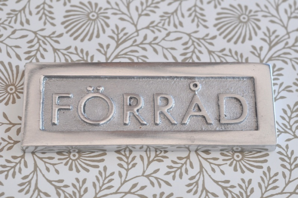 Sign with frame, FÖRRÅD, 8,5 x H 3 cm, Exmez, Sand-cast aluminum in the group Storage / Magnets and adhesives / Signs and labels at SmartaSaker.se (42622)
