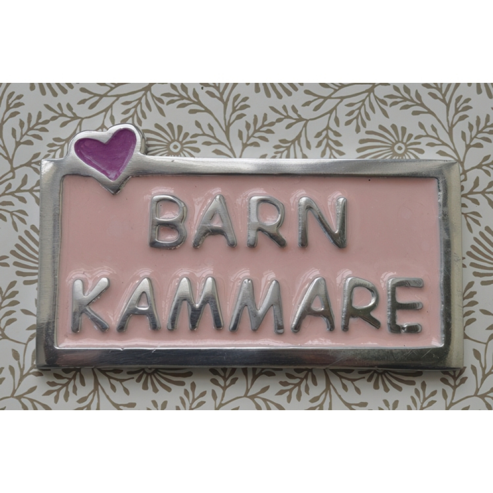 Sign Childrens Room, BARNKAMMARE, 10 x 5,5 cm, Exmez, Sand-cast aluminum, pink in the group Storage / Magnets and adhesives / Signs and labels at SmartaSaker.se (42631)