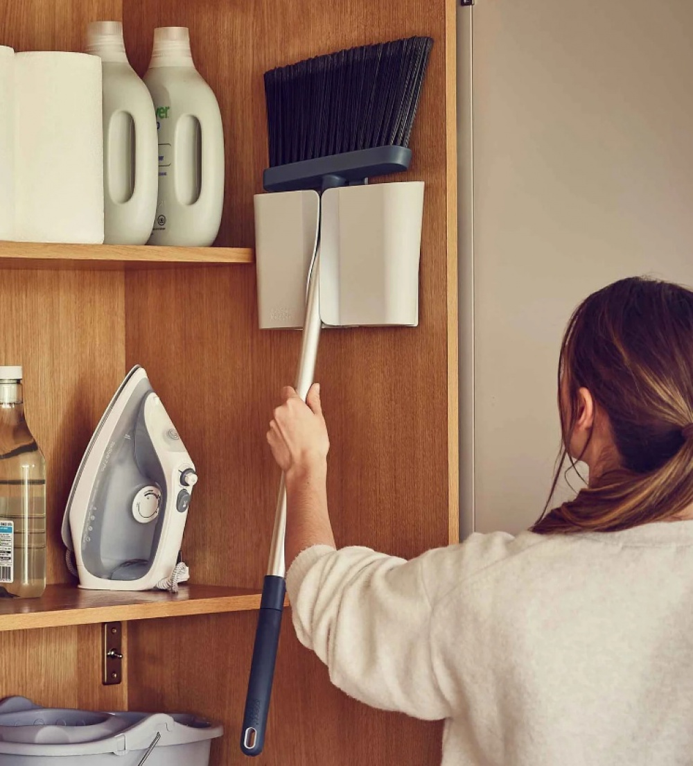 Broom, Wall-mounted, CLEAN-STORE LONGBRISTLE, Joseph Joseph, Silver / Blue in the group Storage / Cleaning and waste sorting / Cloths and brushes at SmartaSaker.se (42761)