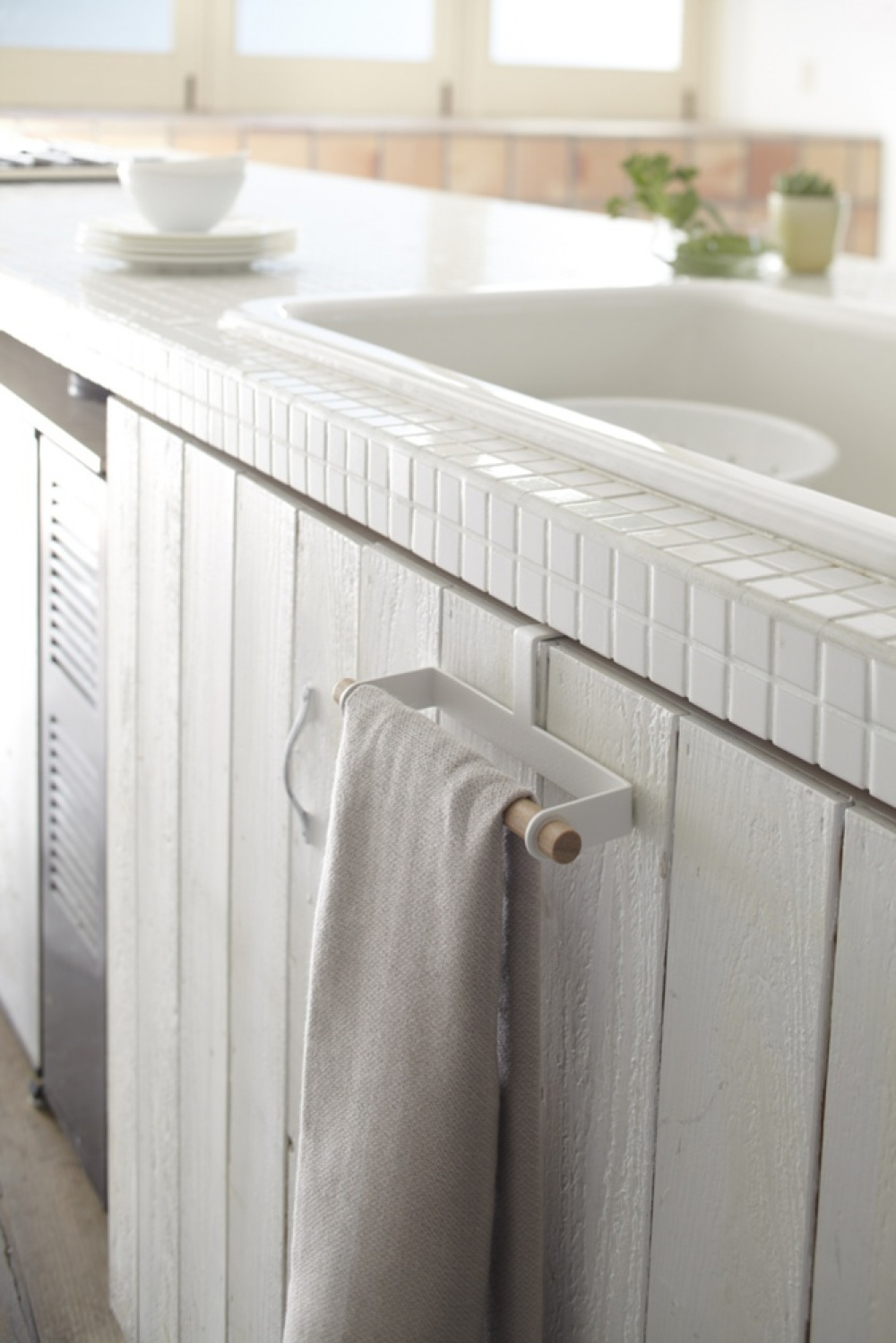 Kitchen Towel Hanger, TOSCA, Yamazaki, Small, White in the group Storage / Kitchen storage / Kitchen cabinet organizers / Hooks at SmartaSaker.se (42841)