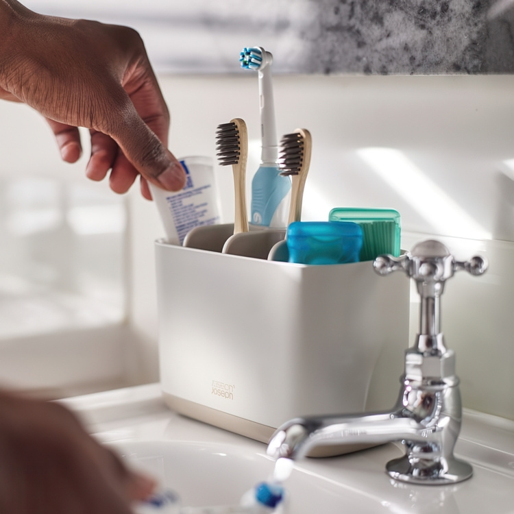 Large toothbrush cup for electric toothbrush, Joseph Joseph, Grey in the group Storage / Bathroom storage at SmartaSaker.se (42860)