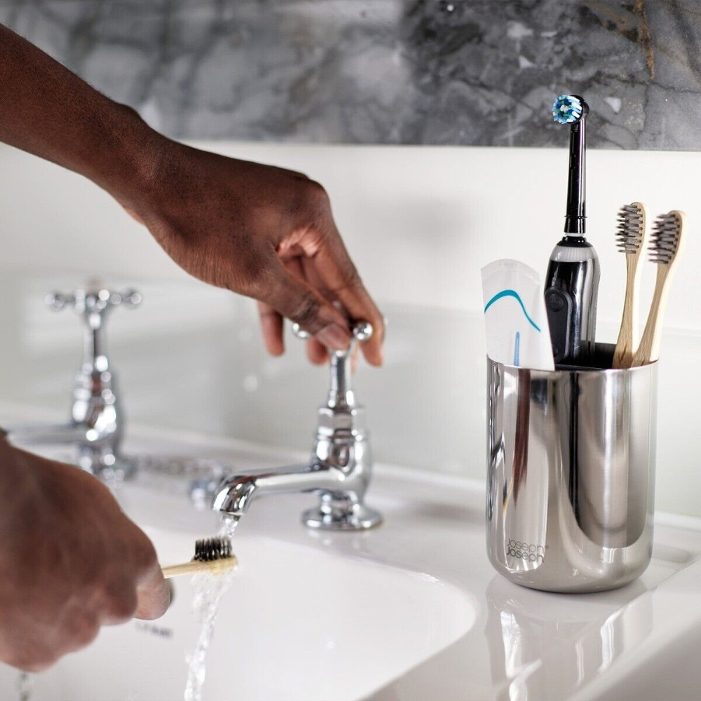  Caddy for electric toothbrushes, EASY STORE LUXE, Ø 9 x H 11,7 cm, Joseph Joseph, Stainless Steel in the group Storage / Bathroom storage at SmartaSaker.se (42935)