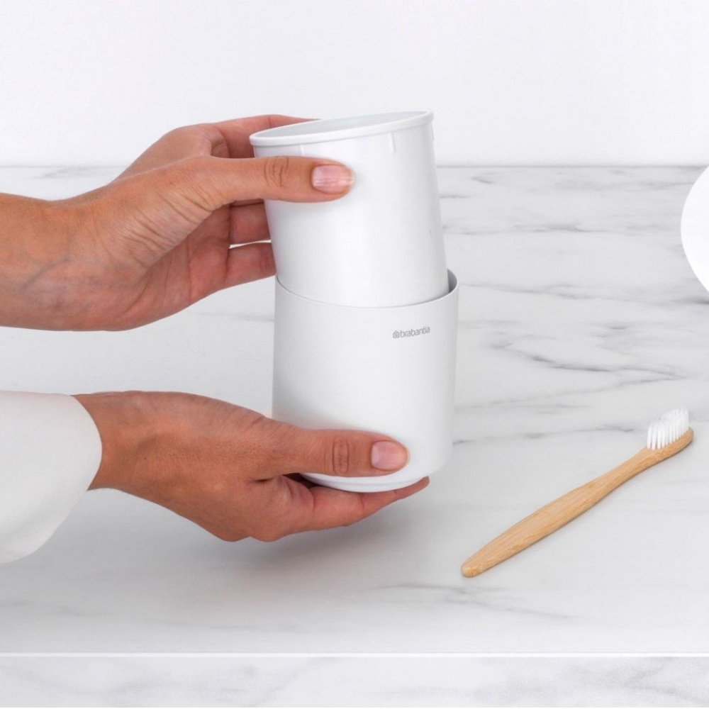 Toothbrush holder in metal, BRABANTIA MINDSET, Ø 8,1 x H 9,4 cm, White in the group Storage / Bathroom storage at SmartaSaker.se (42939)